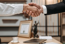 Condition de caducité d'un contrat interdépendant - Com., 5 février 2025, 23-23.358 et Com., 5 février 2025, 23-14.318